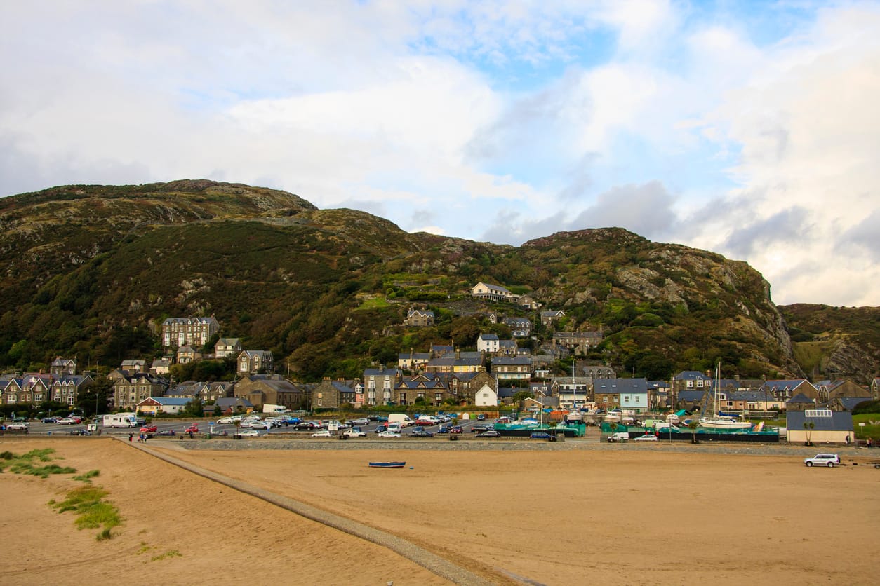 Search for Fairbourne cottages by the sea