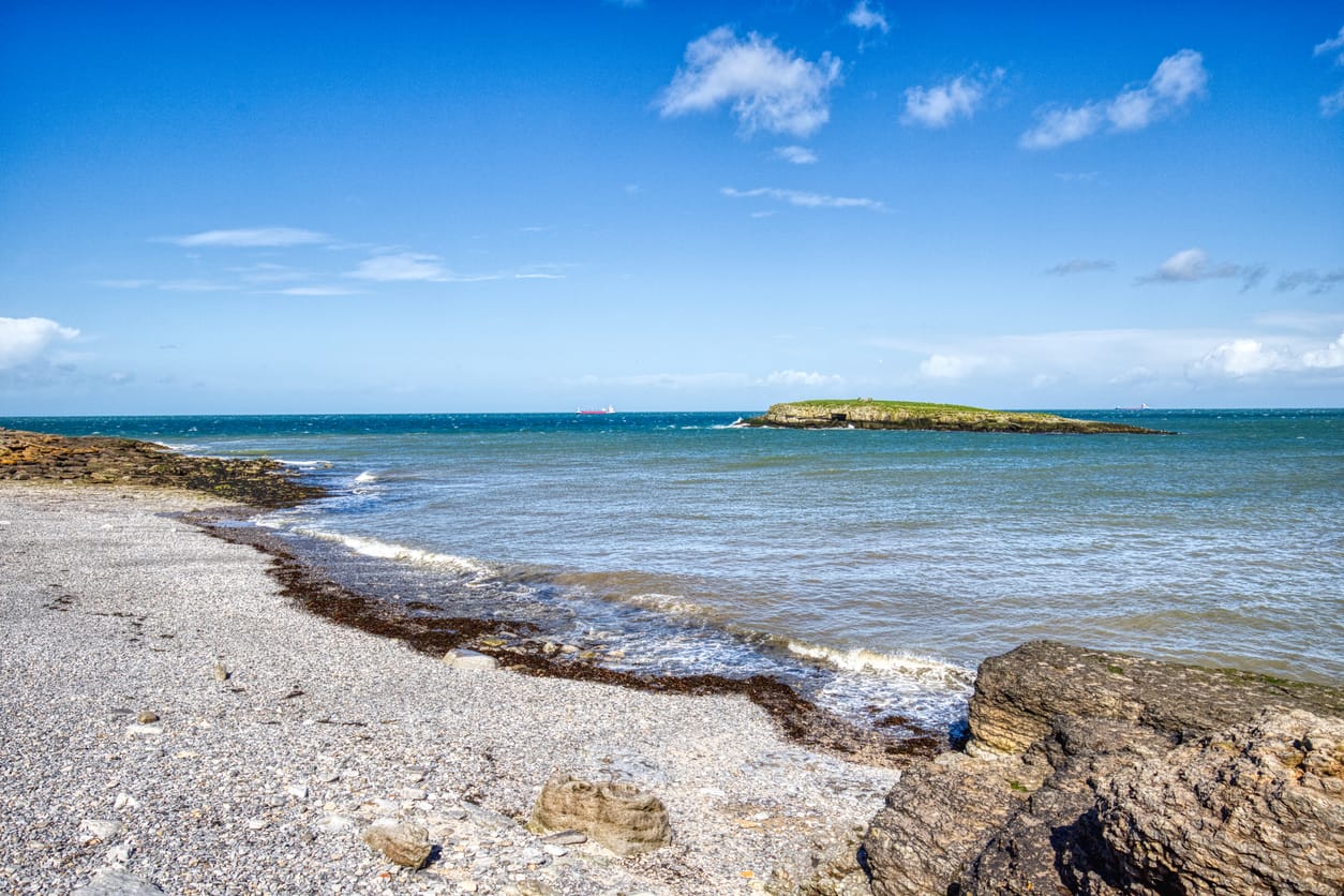 Search for Moelfre cottages by the sea