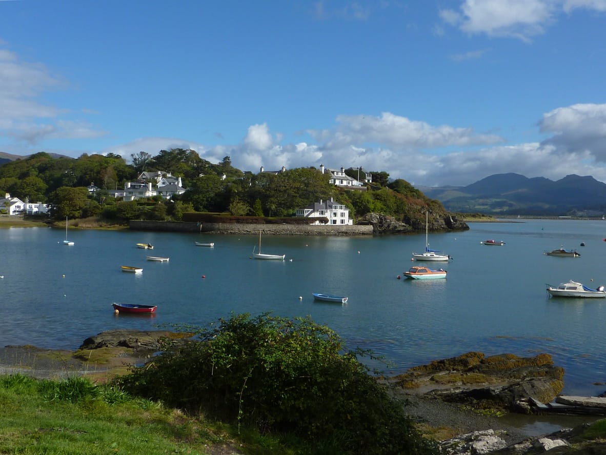 Search for Porthmadog cottages by the sea