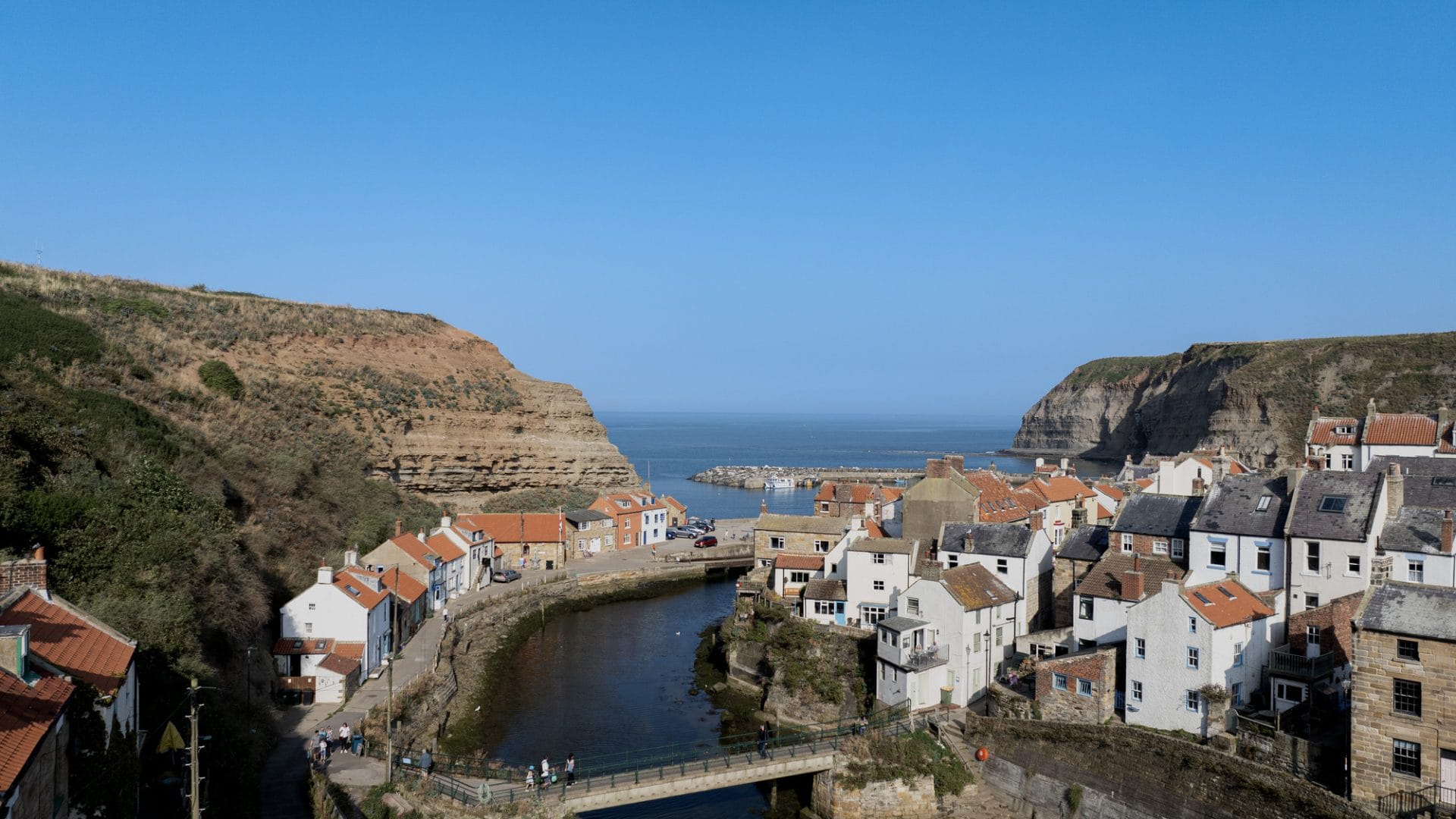 Search for Staithes cottages by the sea