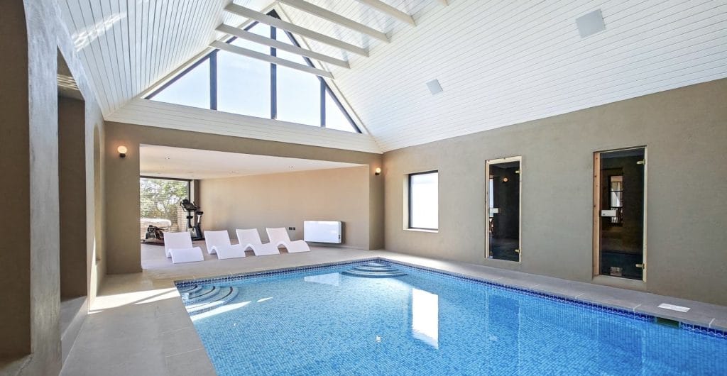 Large cottage with indoor swimming pool