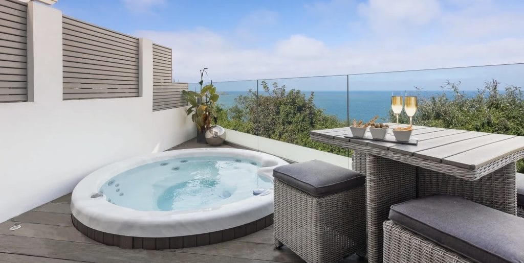 Hot tub cottage with sea views in Carbis Bay, South West England