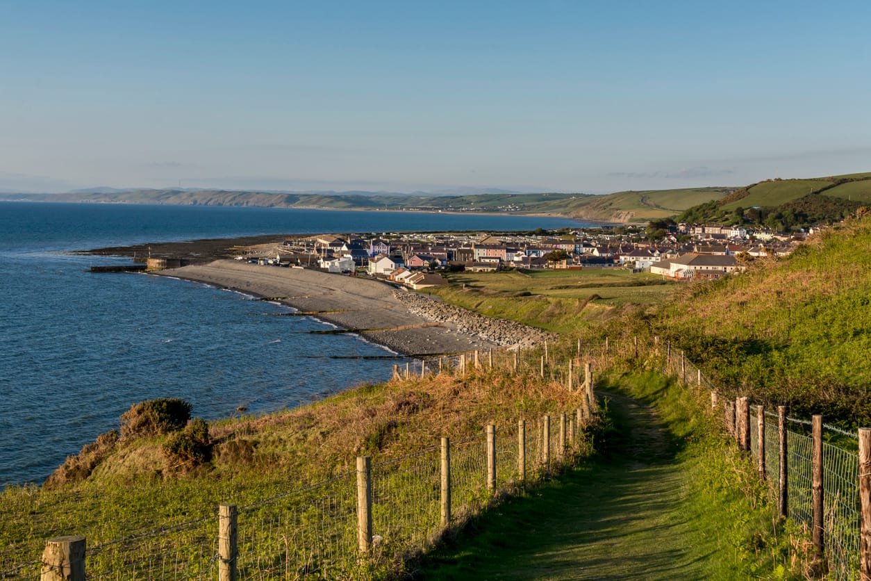 Find Aberaeron cottages by the sea