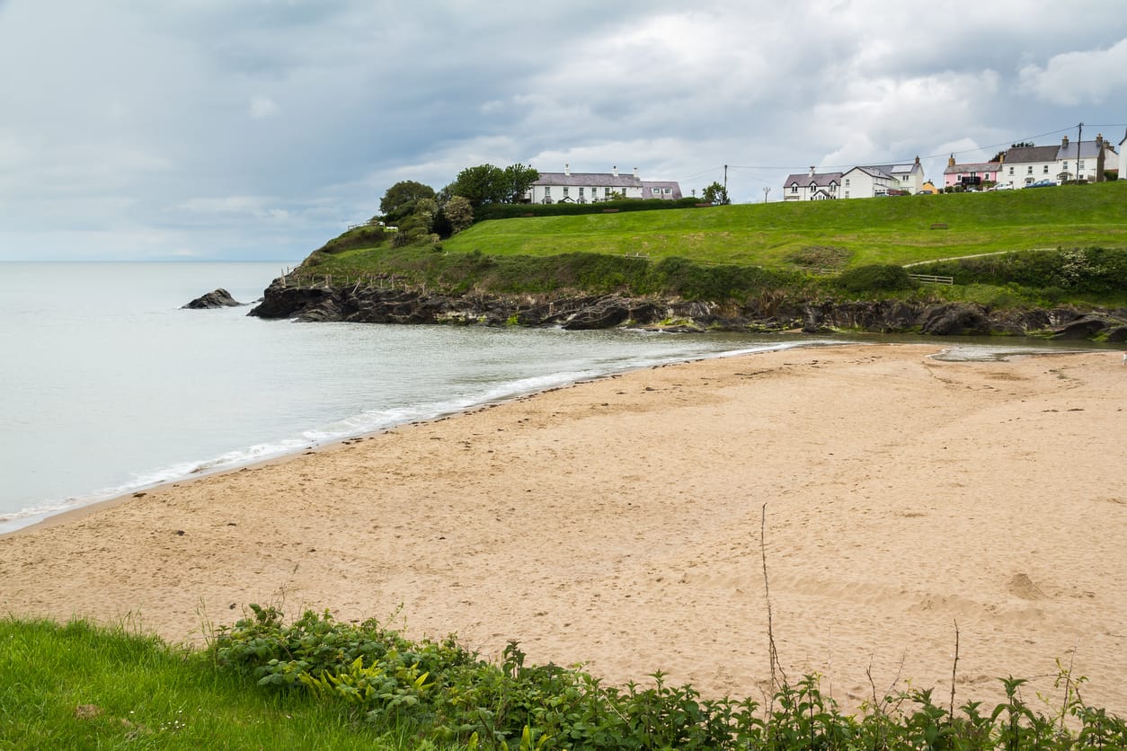 Find Aberporth cottages by the sea