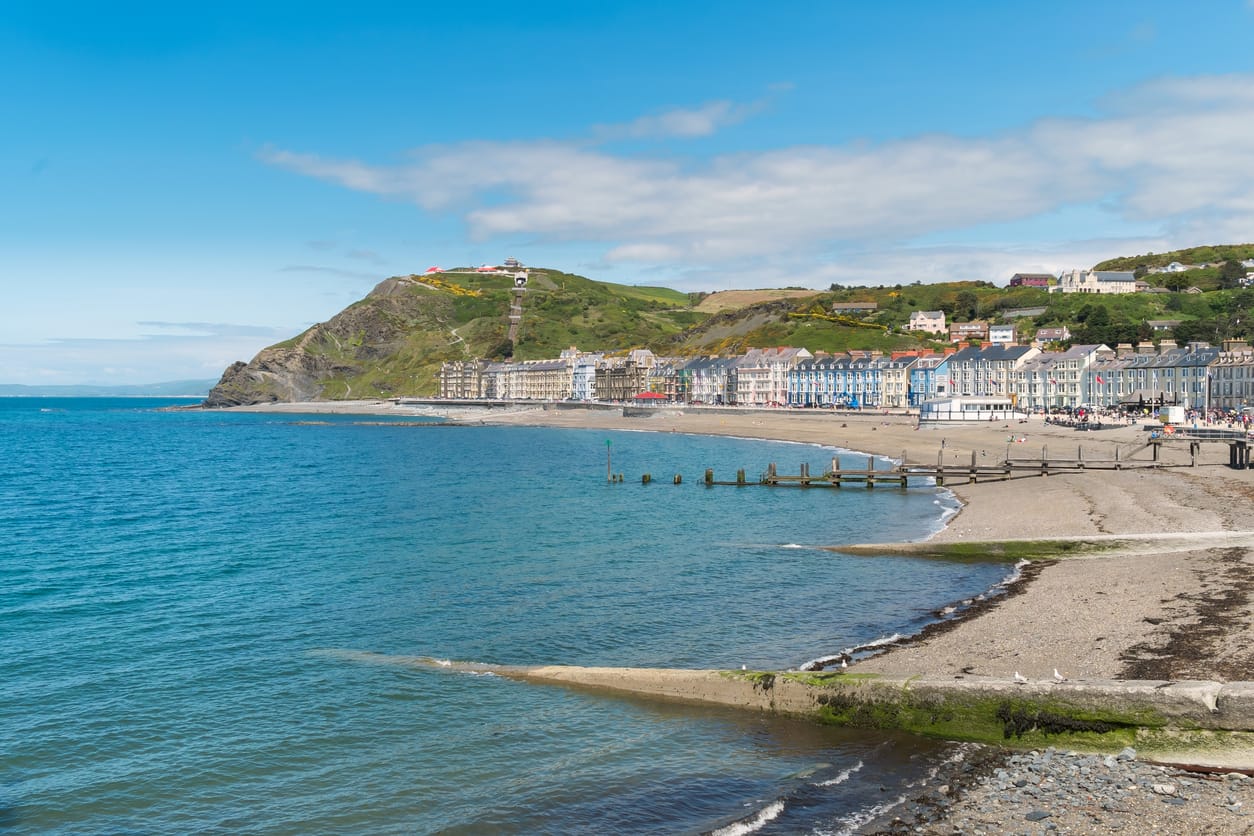 Find Aberystwyth cottages by the sea