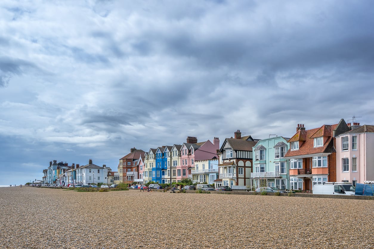 Find Aldeburgh cottages by the sea