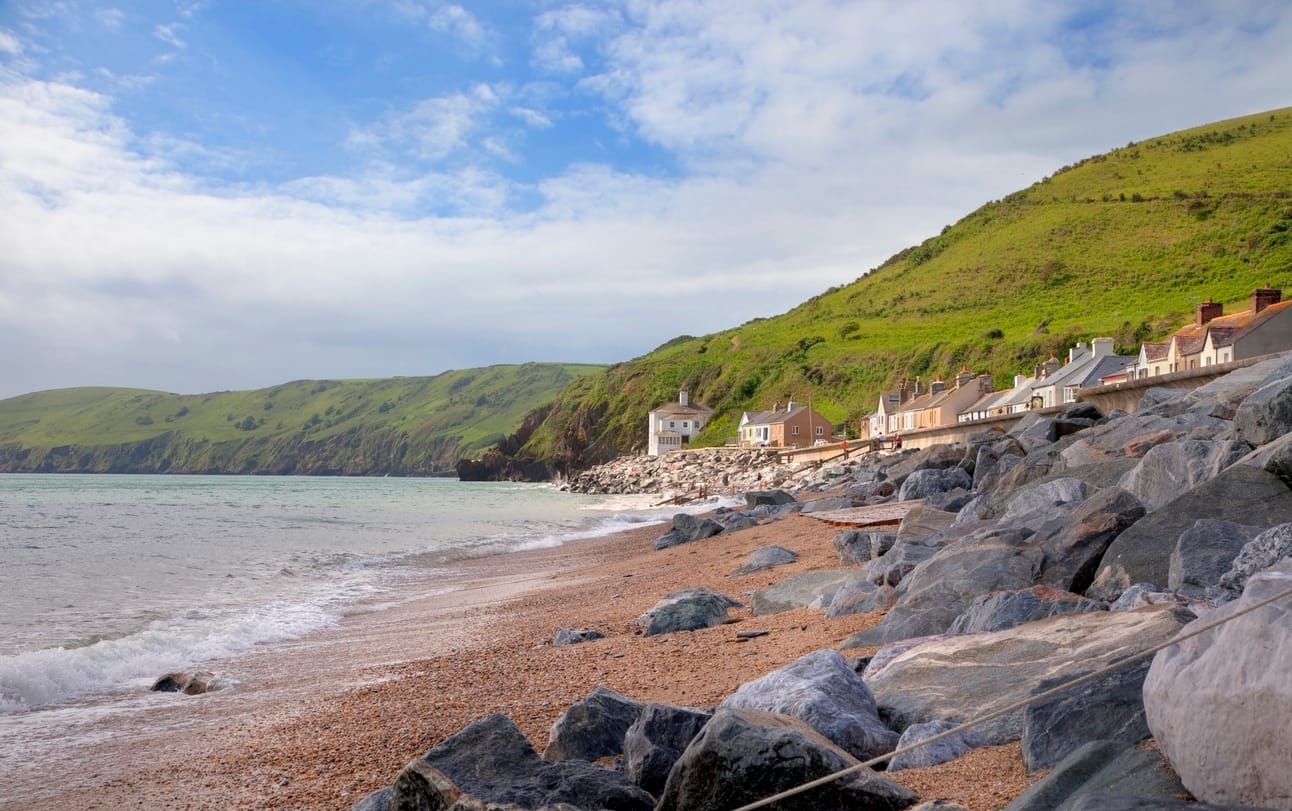 Find Beesands cottages by the sea