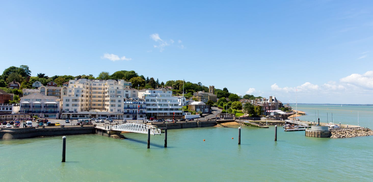 Find Cowes cottages by the sea