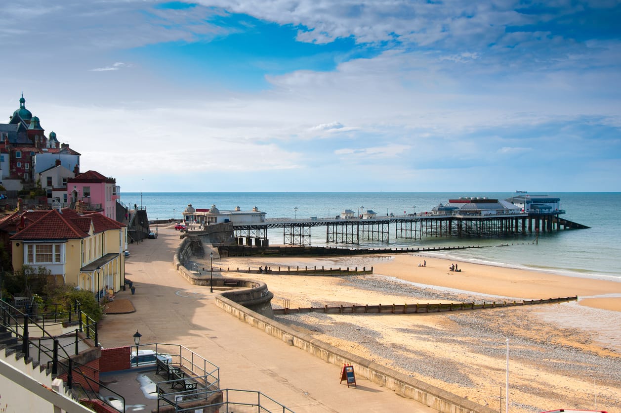 Find Cromer cottages by the sea