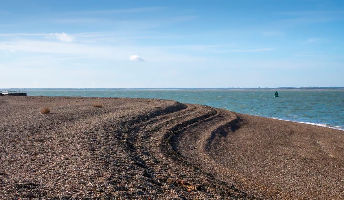 Find Felixstowe cottages by the sea