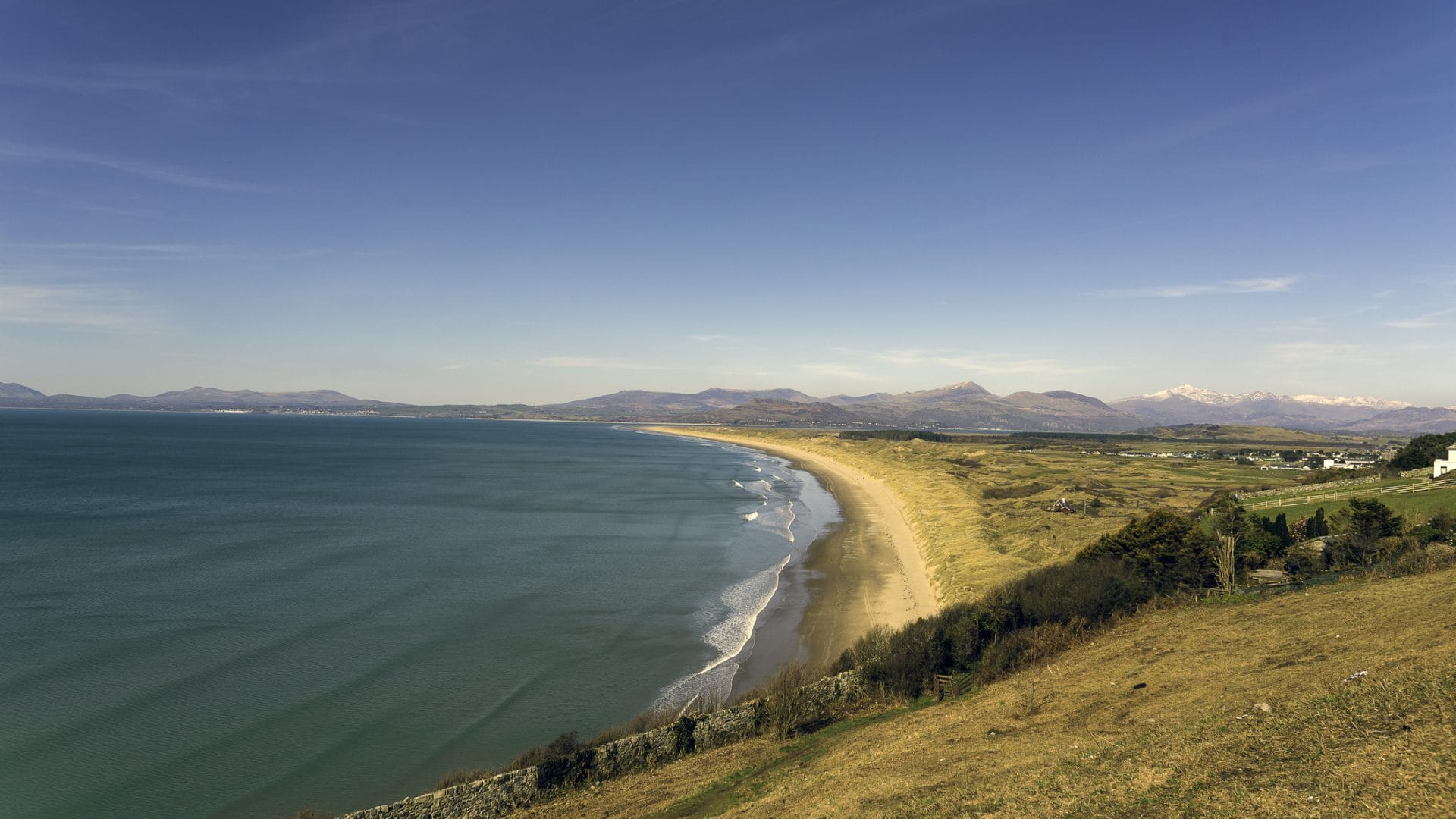 Find Harlech cottages by the sea