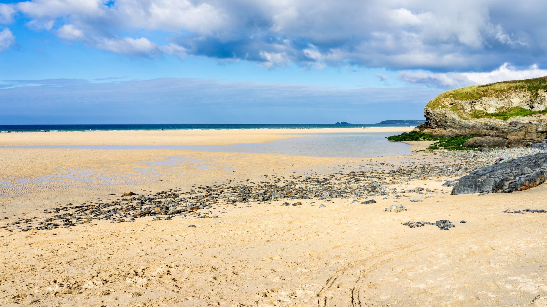 Find Hayle cottages by the sea