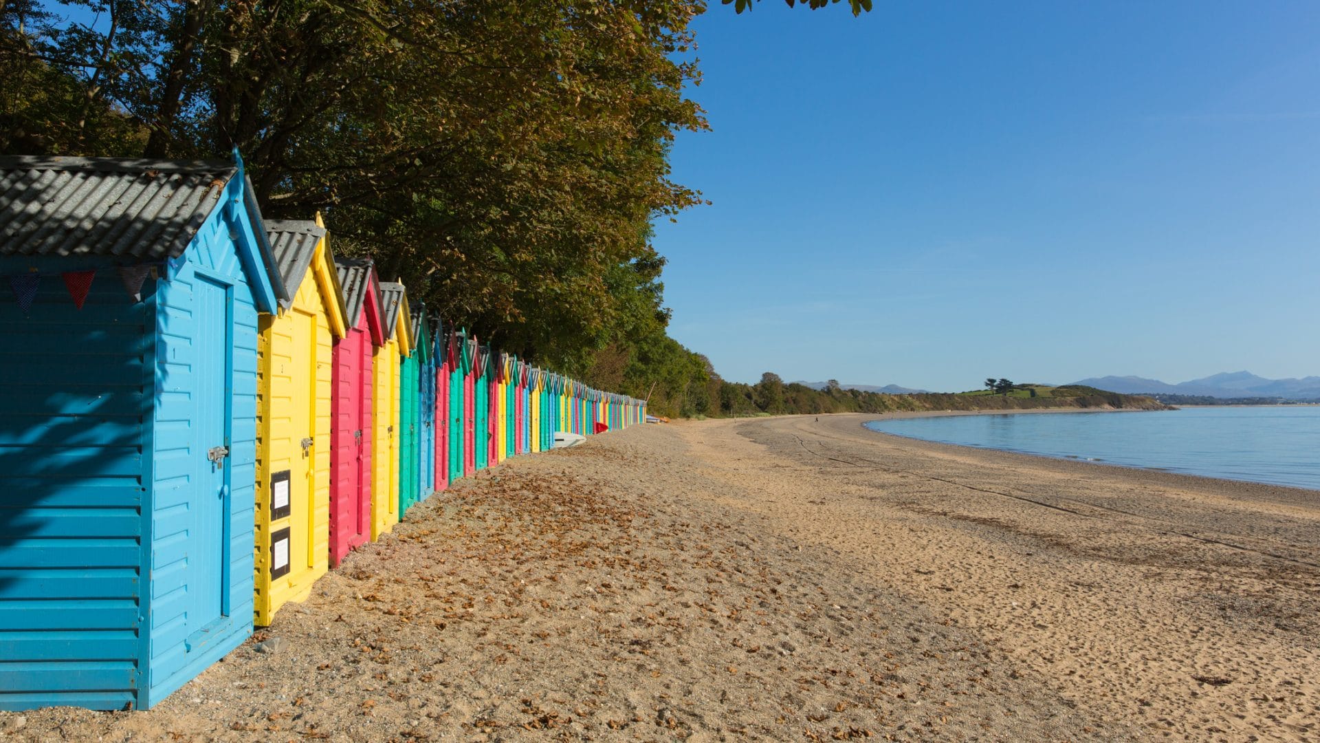 Find Llanbedrog cottages by the sea