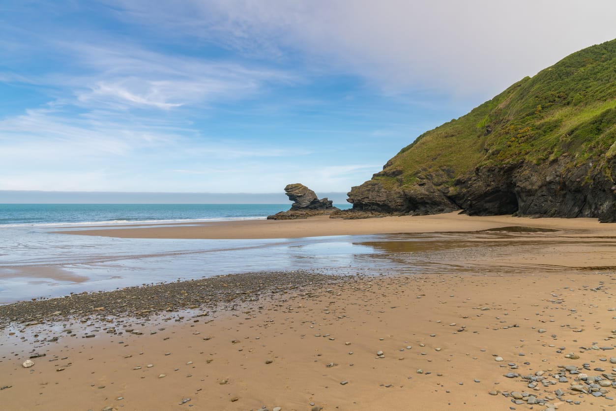 Find Llangrannog cottages by the sea