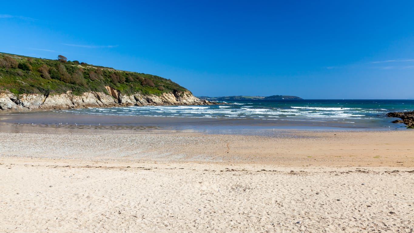 Search for Maenporth cottages by the sea