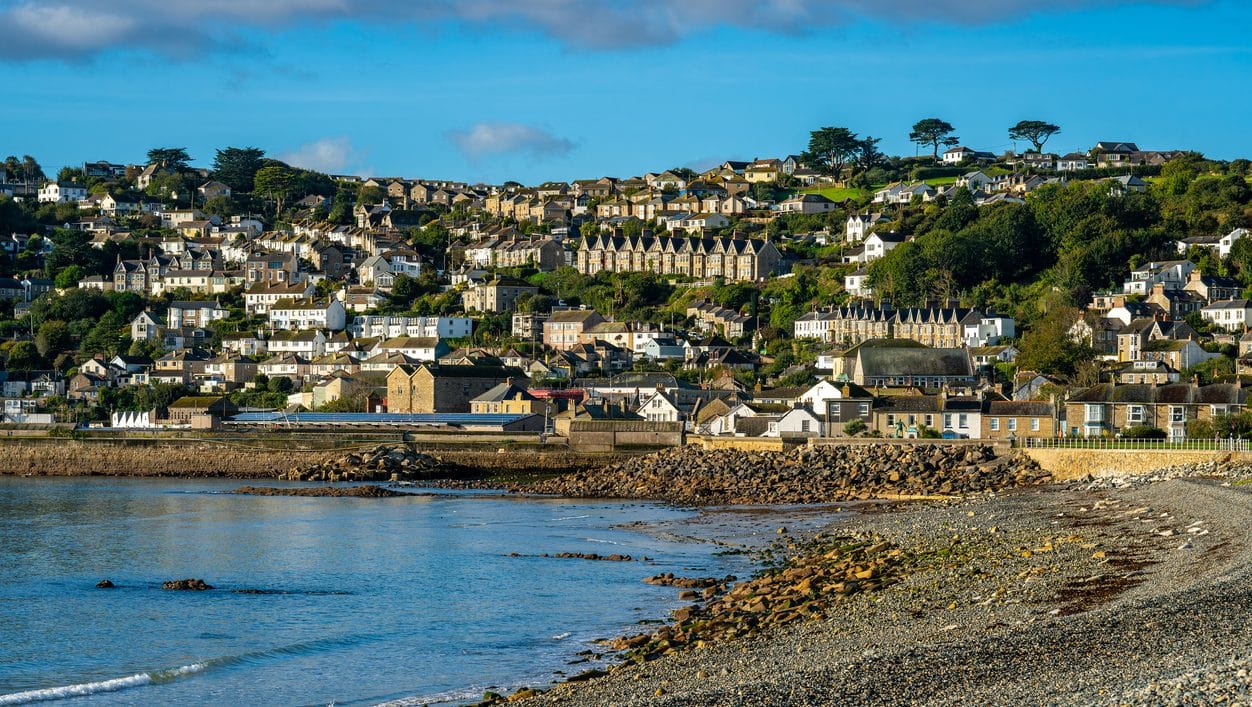 Search for Newlyn cottages by the sea