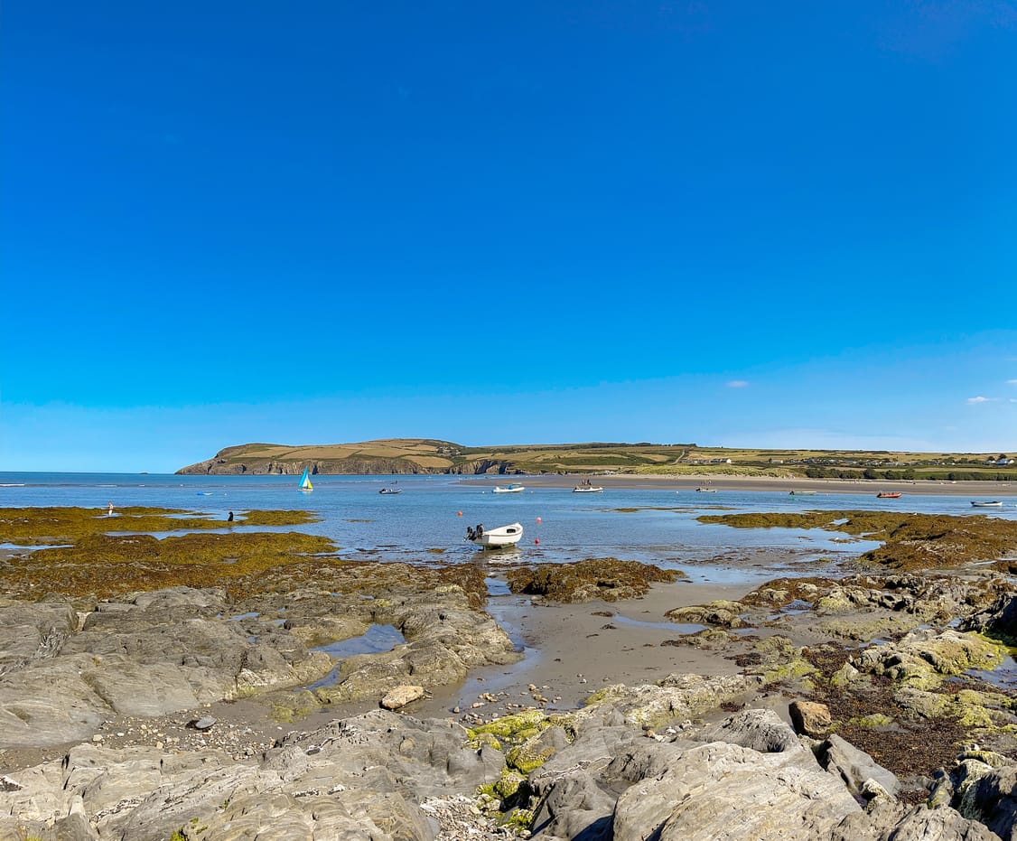 Find Newport cottages by the sea