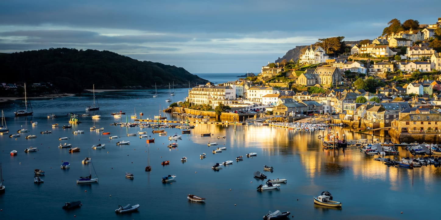 Find Salcombe cottages by the sea