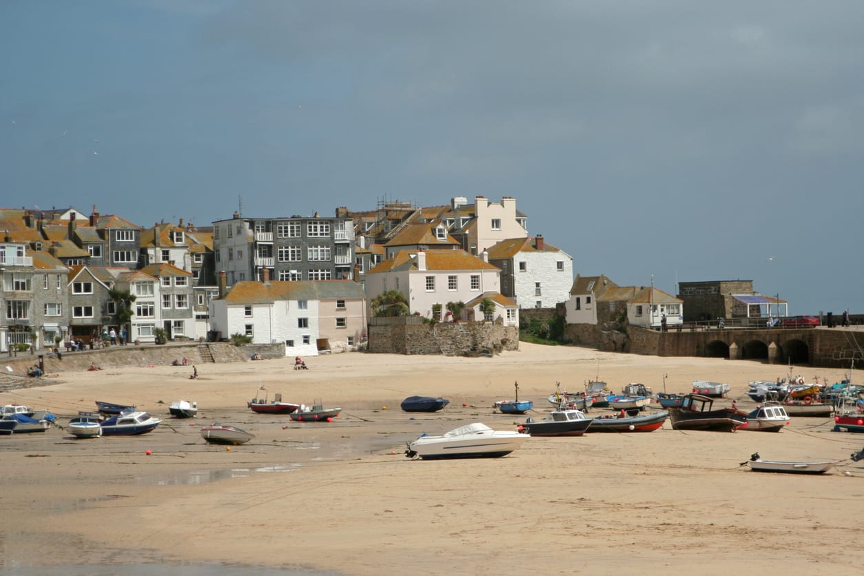 Find St Ives cottages by the sea