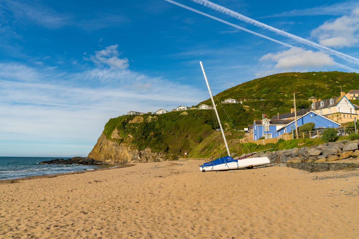 Find Tresaith cottages by the sea