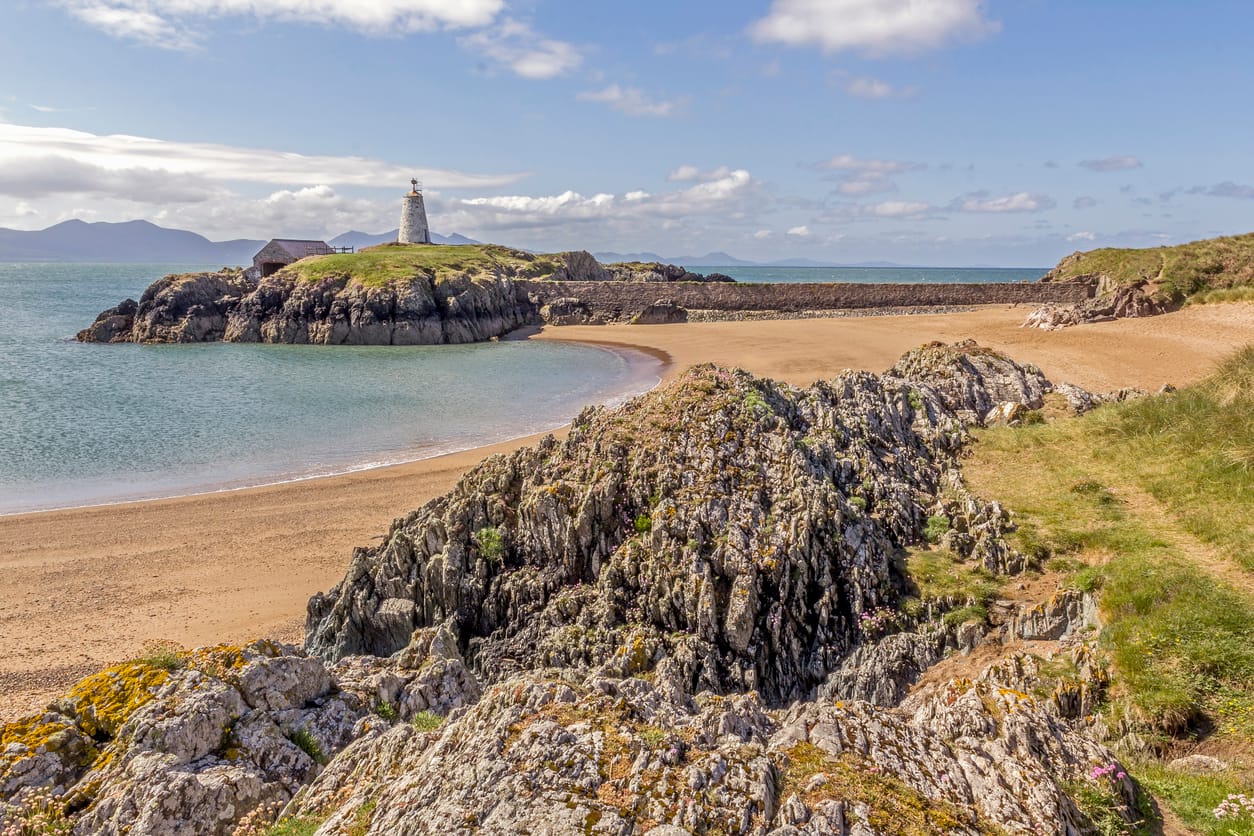 Find Anglesey cottages by the sea