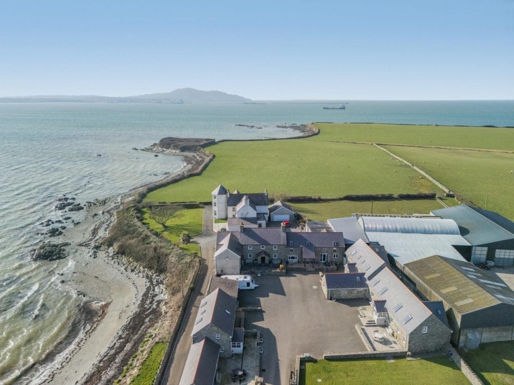 Anglesey cottage with sea views and beach access