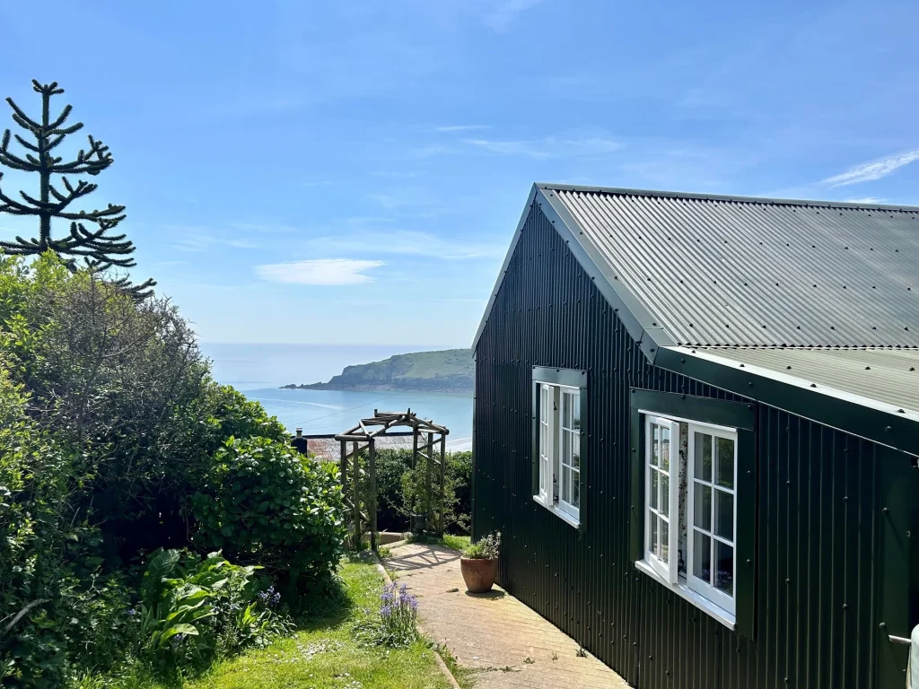 Freshwater East cottage with sea views