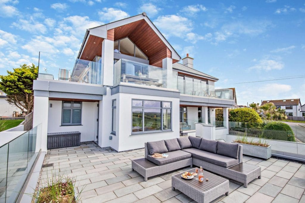 Big holiday home for 12 people in Newquay close to the Gannel Estuary.