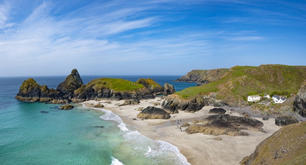 Kynance Cove Cornwall – turquoise water, white sand and serpentine cliffs.