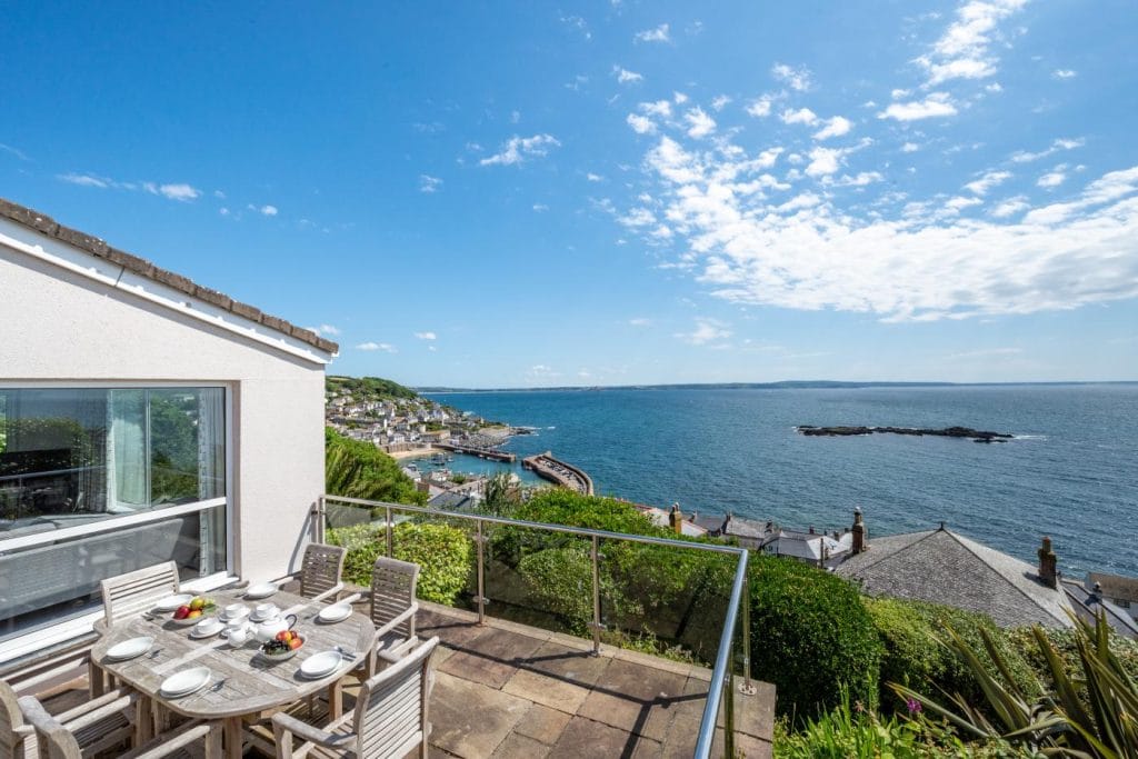 Pretty cottage in Mousehole with four bedrooms and balcony with sea views.