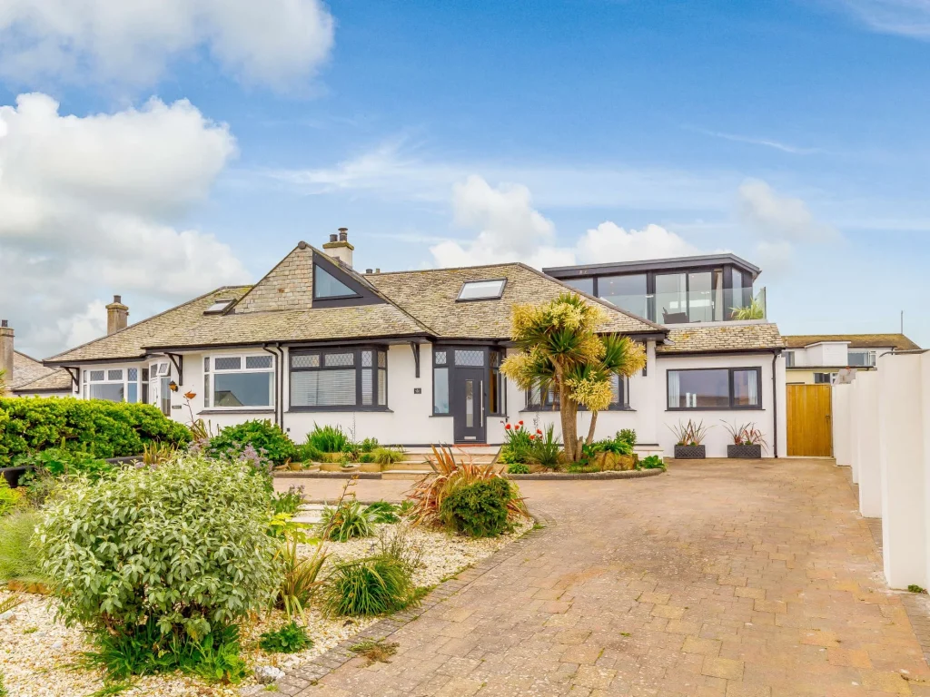 Large pet friendly holiday home in Newquay near the beach.