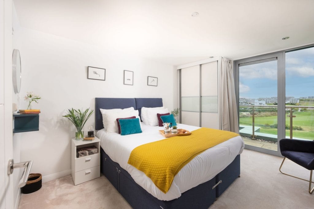 Penthouse apartment in Newquay with sea views, sleeps 8 with parking.