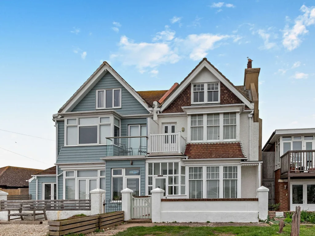 Pevensey beach house with sea views and dogs welcome