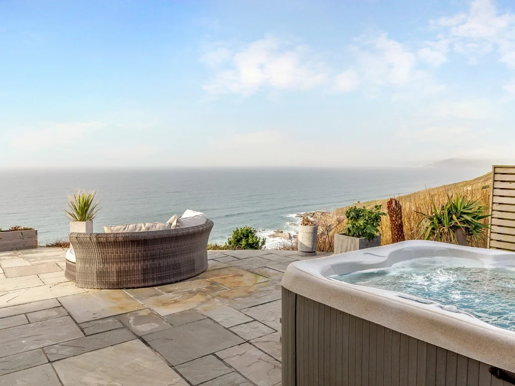 Cornwall clifftop pet friendly lodge