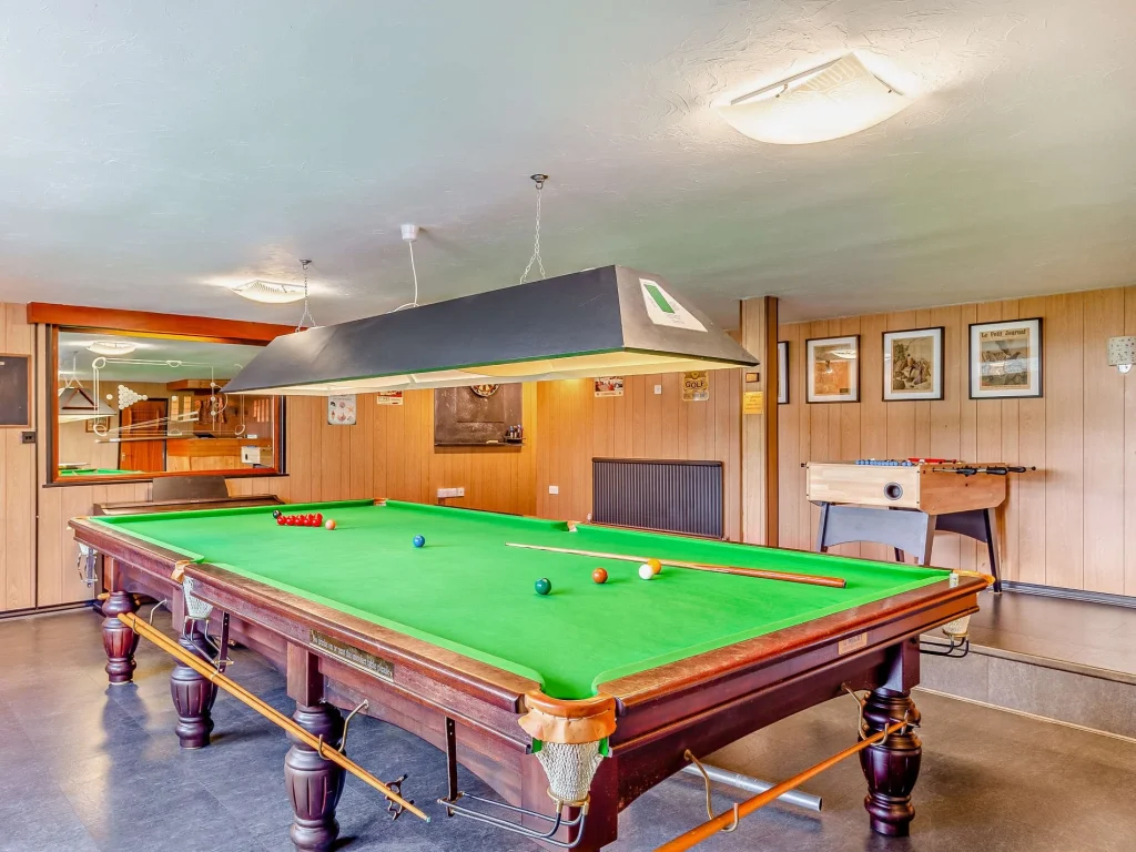 Newquay cottage for eight with snooker table and table football.