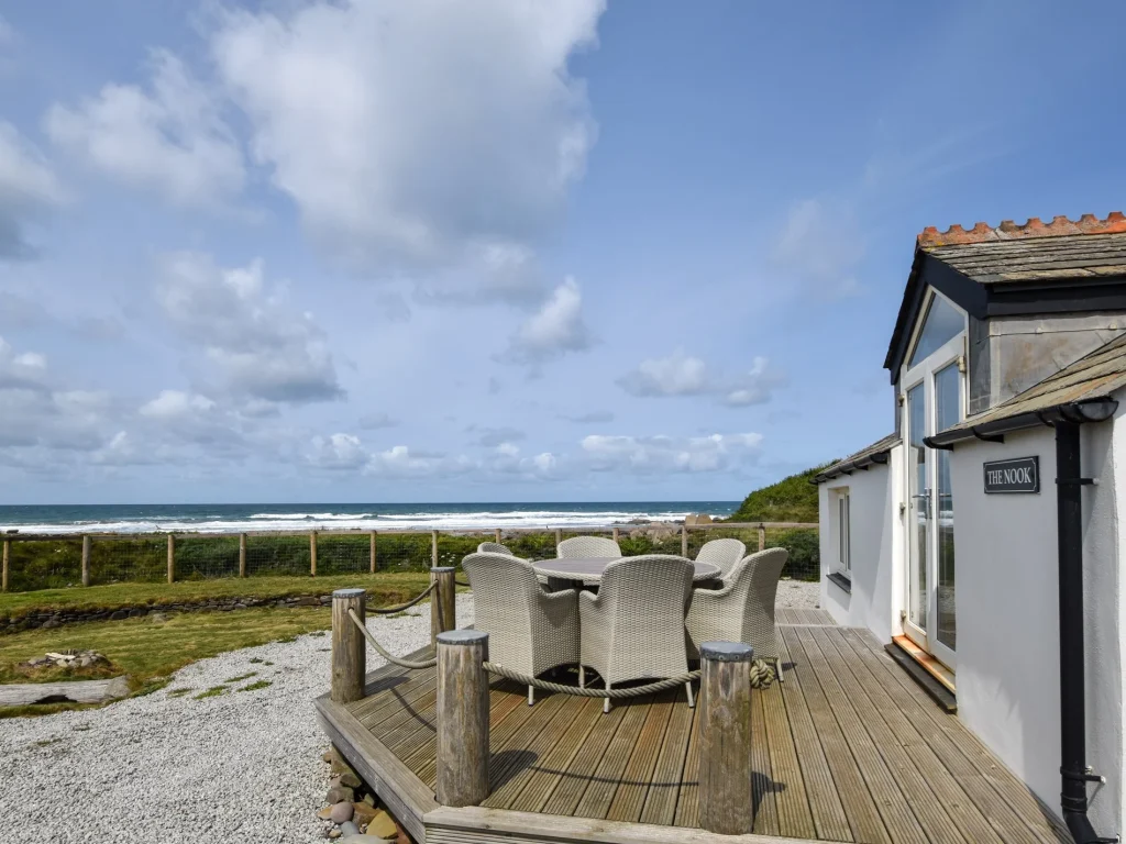 Bude beachfront holiday home for six guests with sea views and pets welcome.