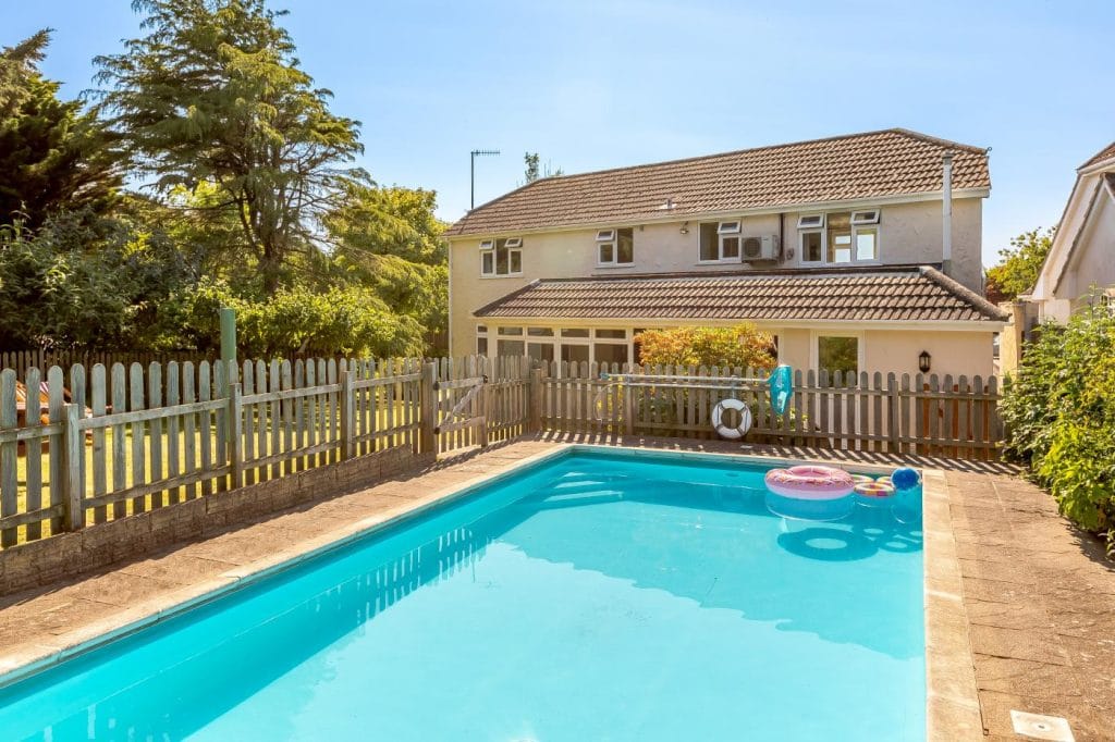 Croyde family friendly cottage with pool by the sea