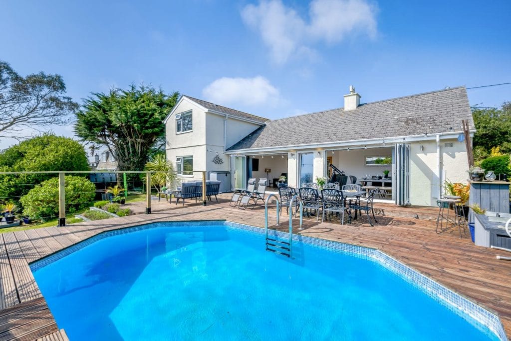 Cornwall holiday home with pool close to coast