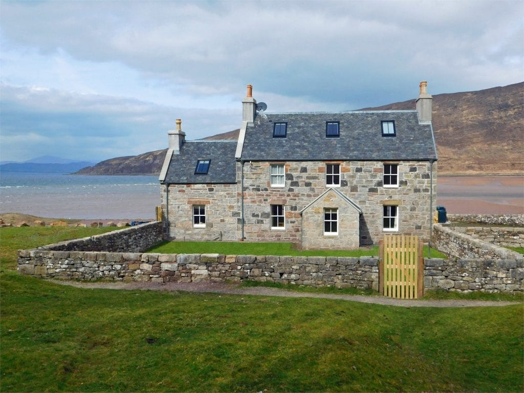Highlands coastal cottage for 12 with pets welcome