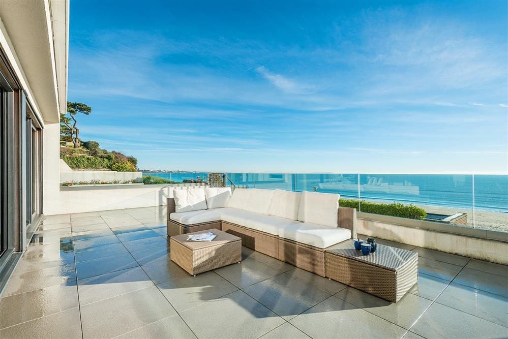 Terrace of luxury seafront apartment with views of the horizon