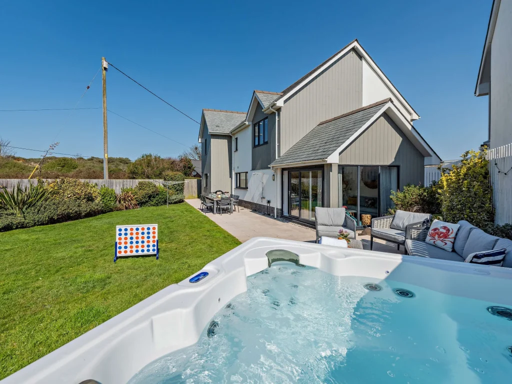 Large hot tub cottage for 12 with parking and EV charging point