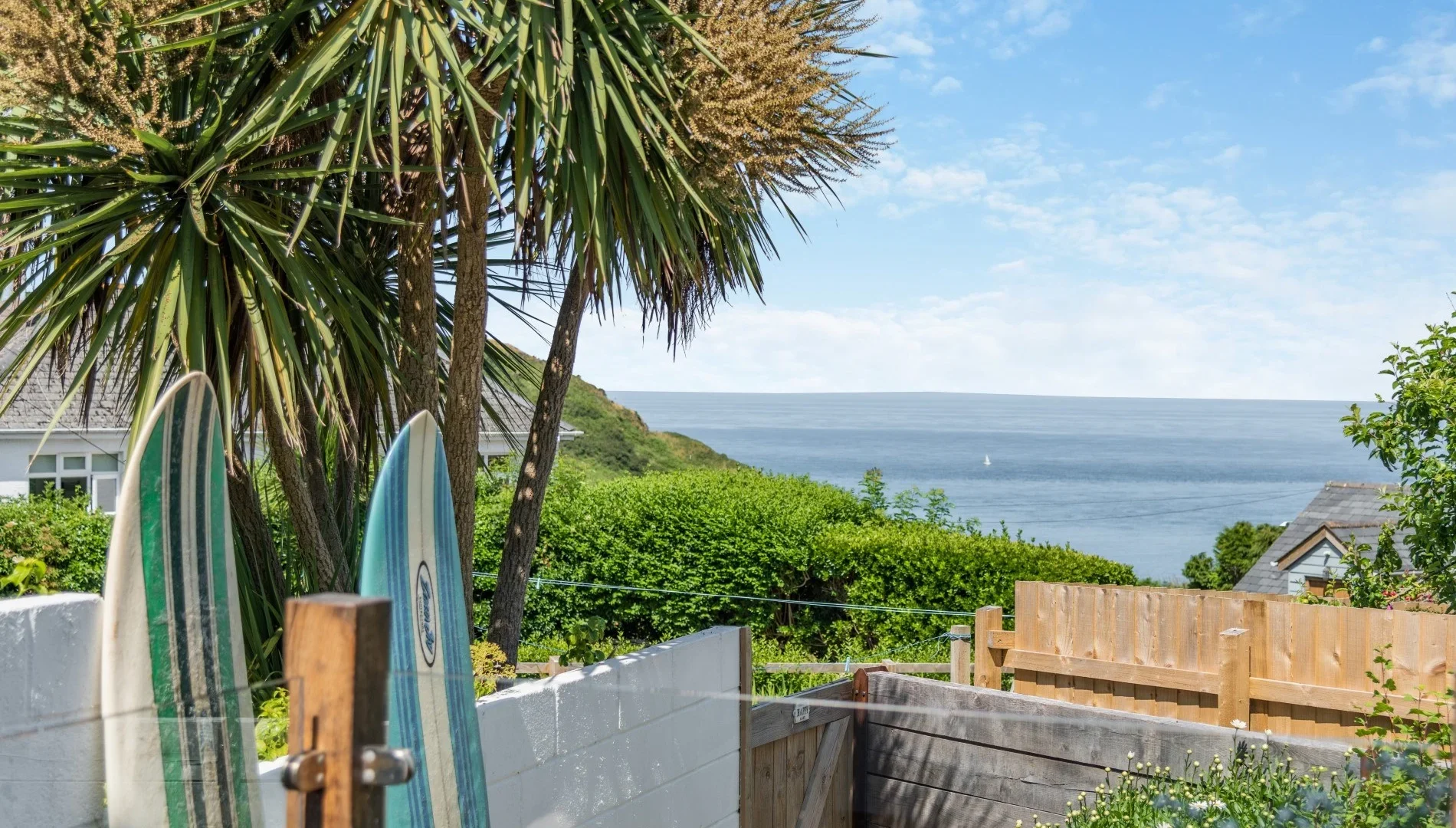 Large holiday home by the beach with sea views