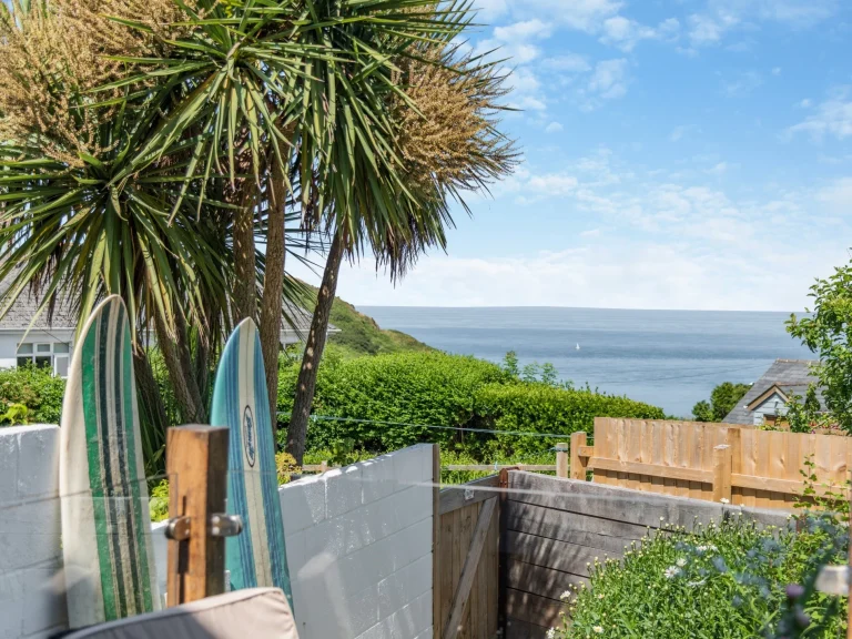 Large holiday home by the beach with sea views