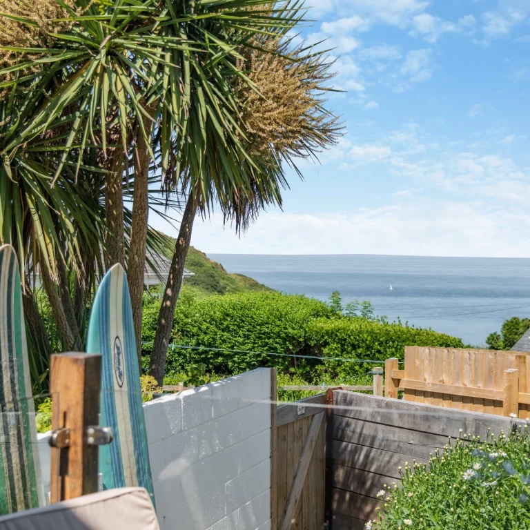 Large holiday home by the beach with sea views