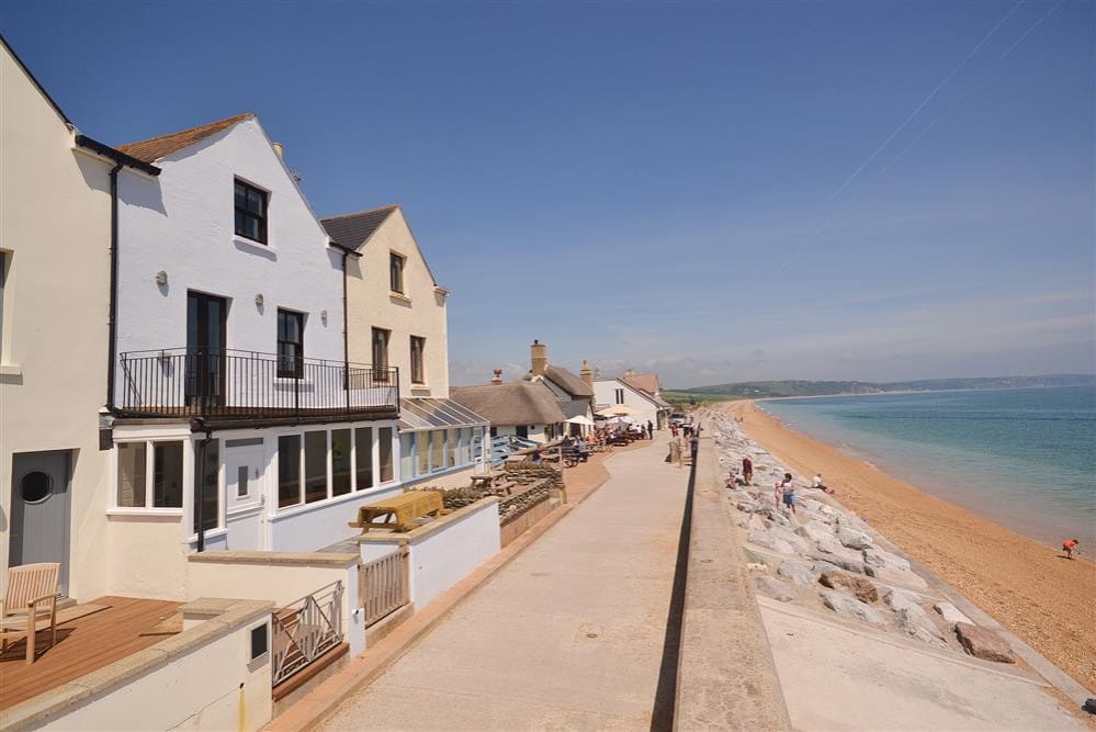 Four bedroom South Devon cottage with direct beach access