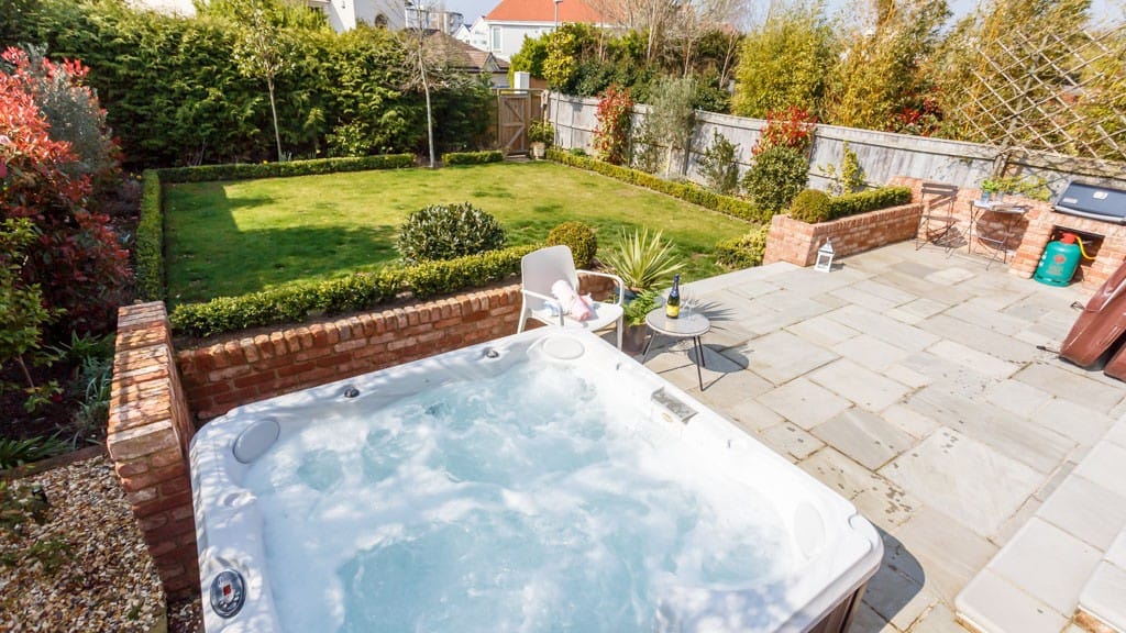 Dorset holiday home with hot tub in the garden