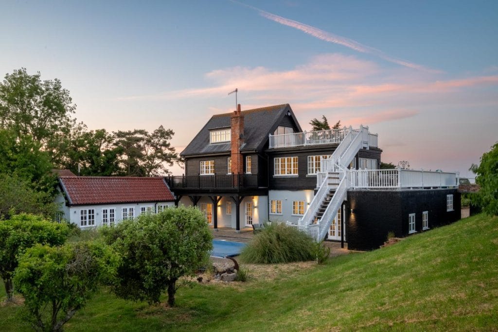 Wonderful beachside holiday home with pool and sea views in Suffolk