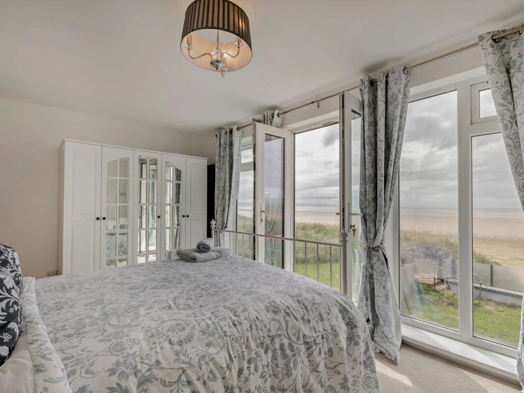 Brean holiday cottage on the beach with sea views