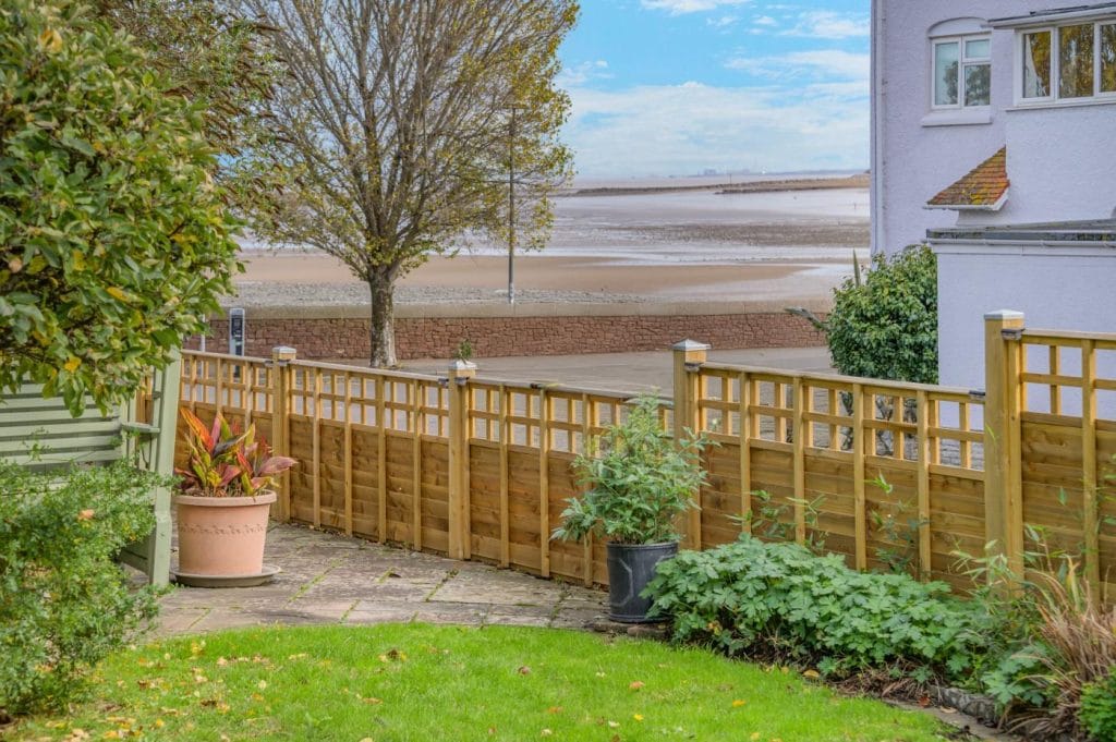 Beachside cottage in Minehead with views out to sea