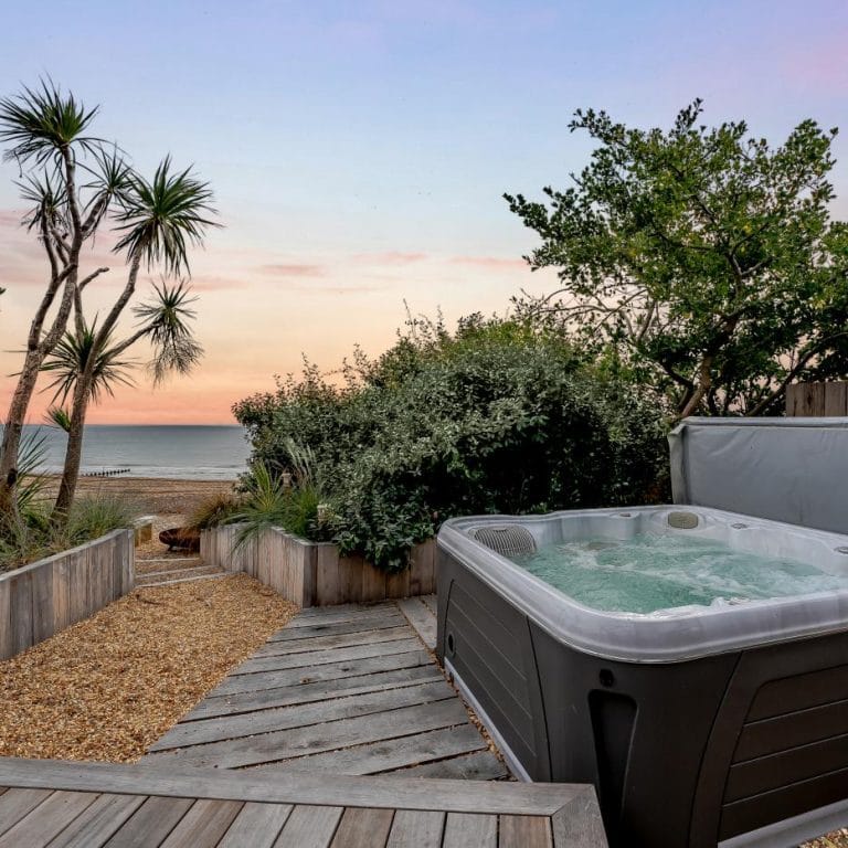 Wonderful hot tub cottage with sea views
